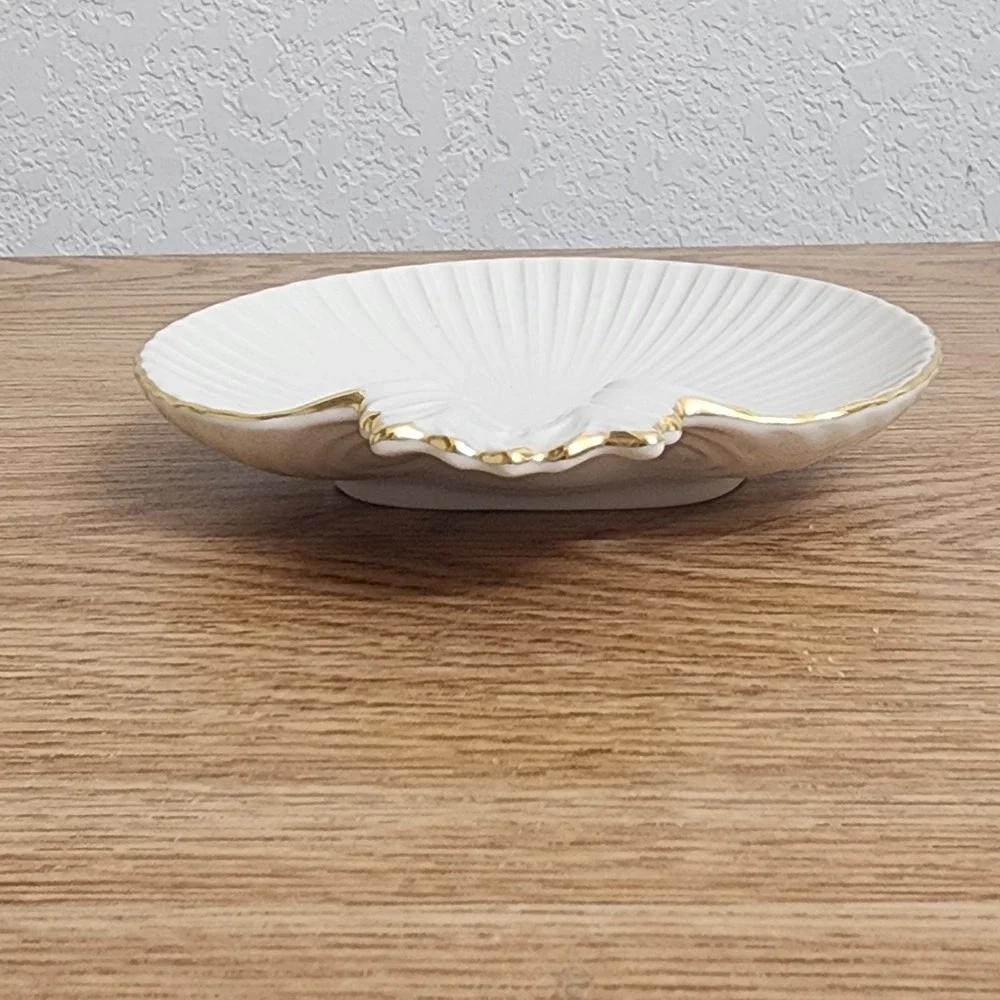 Lenox scalloped clam